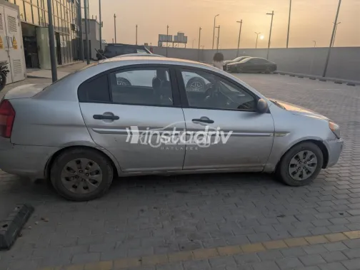 هيونداي اكسنت 2007 فضي مستعملة للبيع - 4