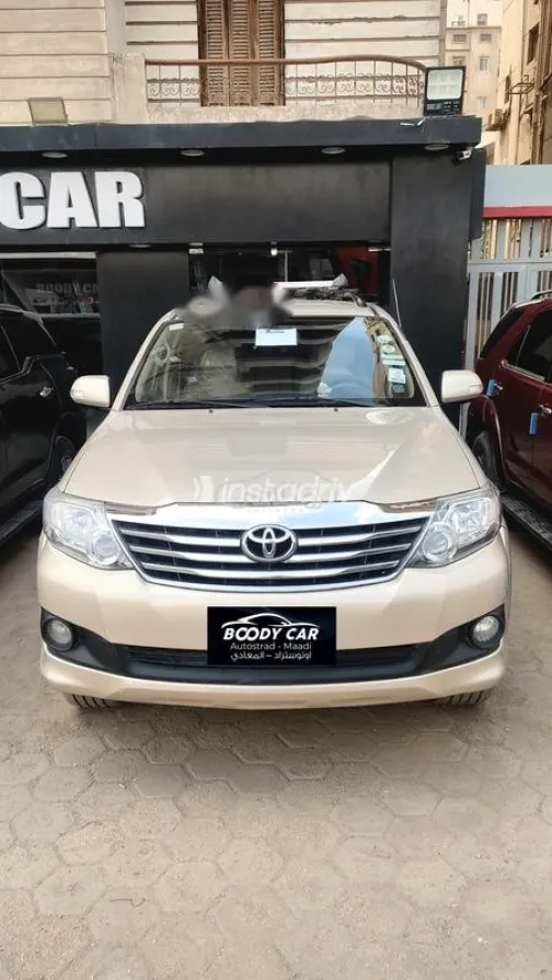 تويوتا فورتشنر 2016 ذهبي مستعملة للبيع - 1