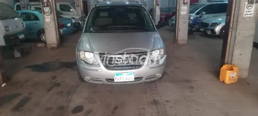 كرايسلر تاون اند كانترى 2005 فضي مستعملة للبيع - 2