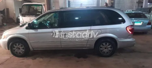 كرايسلر تاون اند كانترى 2005 فضي مستعملة للبيع - 5