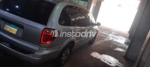 كرايسلر تاون اند كانترى 2005 فضي مستعملة للبيع - 9