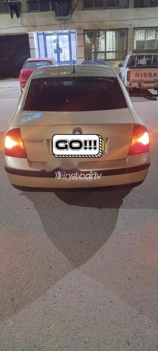فولكس فاغن باسات 2001 ذهبي مستعملة للبيع - 1