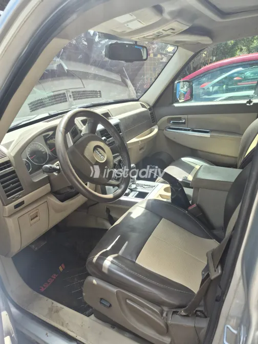 جيب شيروكي 2008 أبيض مستعملة للبيع - 9