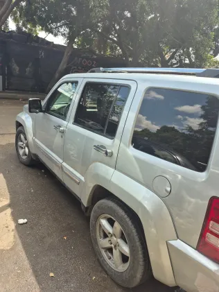 جيب شيروكي 2008 أبيض مستعملة للبيع