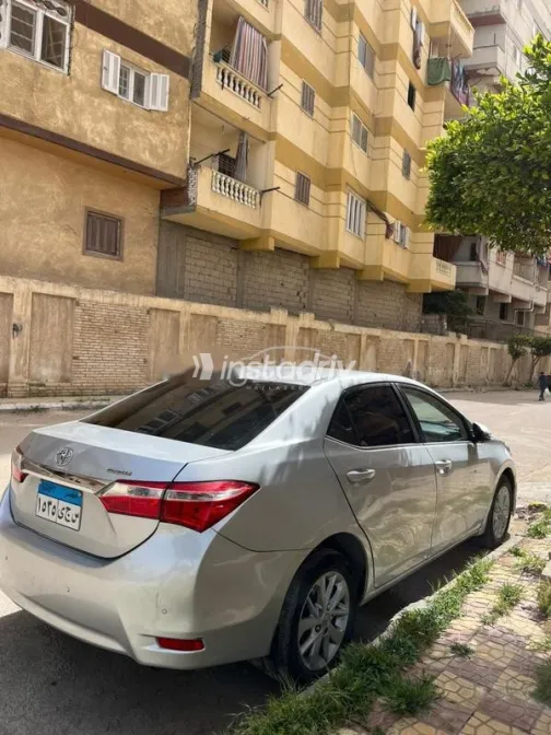 تويوتا كورولا 2015 فضي مستعملة للبيع - 2