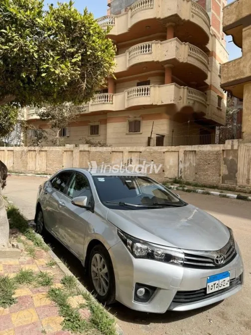 تويوتا كورولا 2015 فضي مستعملة للبيع - 3