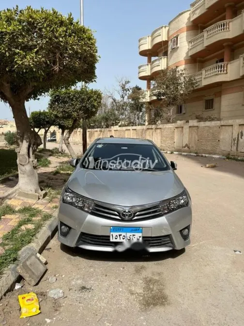 تويوتا كورولا 2015 فضي مستعملة للبيع - 4