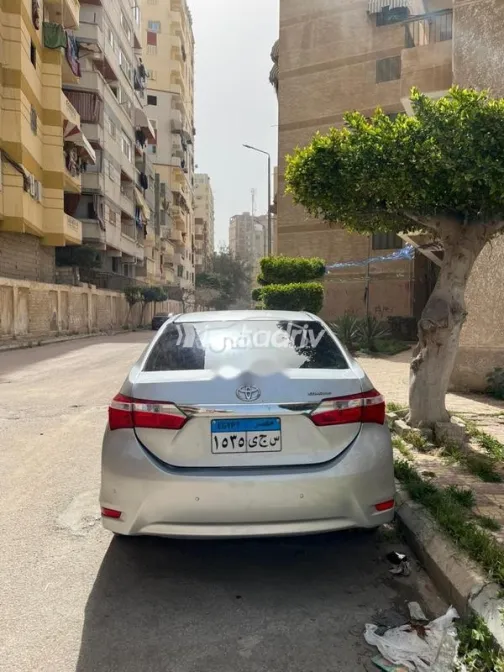 تويوتا كورولا 2015 فضي مستعملة للبيع - 5