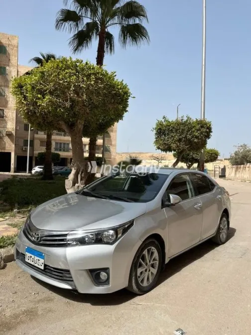 تويوتا كورولا 2015 فضي مستعملة للبيع - 6
