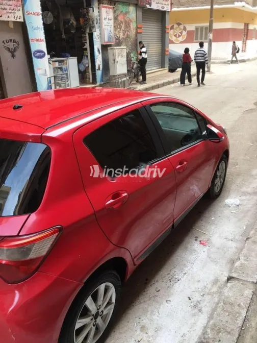 تويوتا ياريس 2019 أبيض مستعملة للبيع - 2