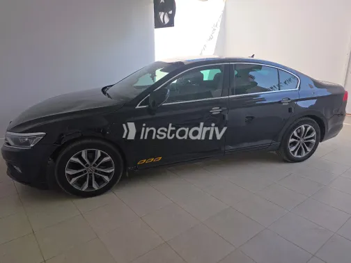 فولكس فاغن باسات 2022 أبيض مستعملة للبيع - 1