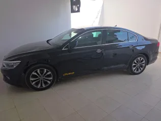 فولكس فاغن باسات 2022 أبيض مستعملة للبيع