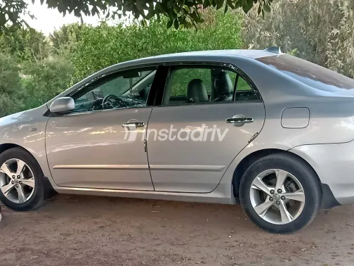 تويوتا كورولا 2012 أبيض مستعملة للبيع - 2