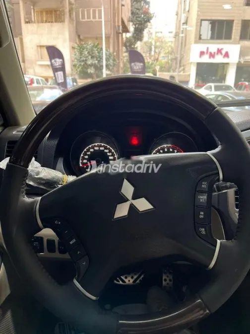 Mitsubishi Pajero 2015 White Used for Sale - 9