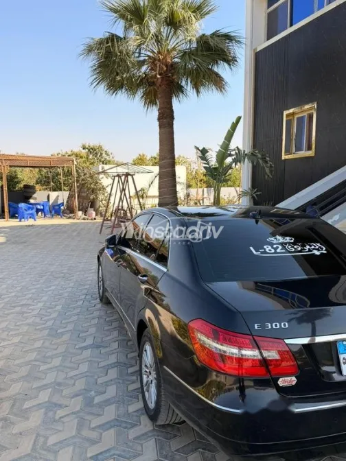 مرسيدس E 300 2011 أسود مستعملة للبيع - 2