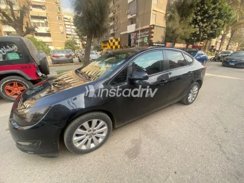 اوبل أسترا 2013 أسود مستعملة للبيع - 2