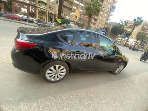 اوبل أسترا 2013 أسود مستعملة للبيع - 4