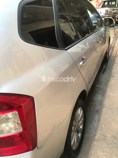 كيا كارينز 2011 أبيض مستعملة للبيع - 4