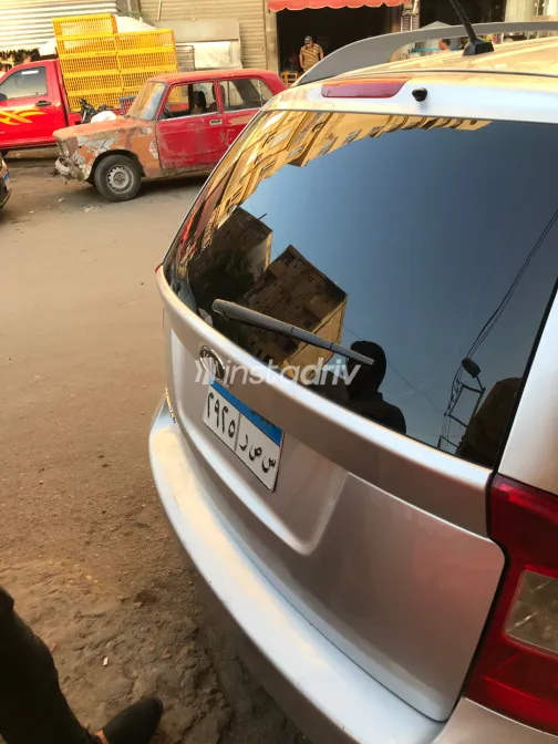 كيا كارينز 2011 أبيض مستعملة للبيع - 6