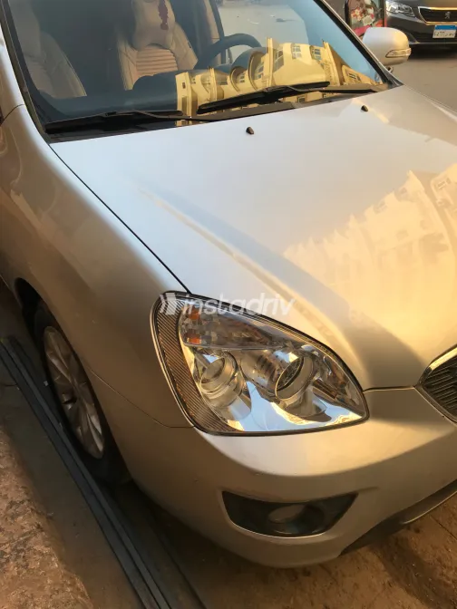 كيا كارينز 2011 أبيض مستعملة للبيع - 7