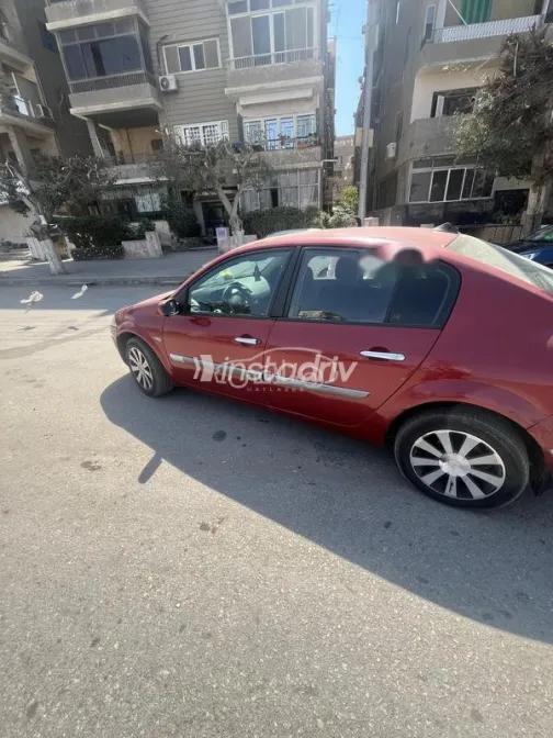 رينو ميجان 2005 أحمر غامق مستعملة للبيع - 2