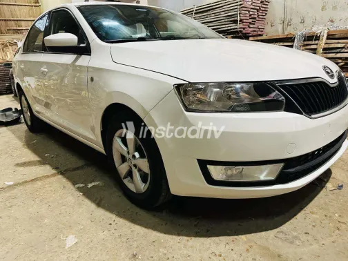 سكودا رابيد 2015 أبيض مستعملة للبيع - 1