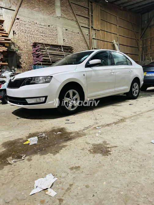 سكودا رابيد 2015 أبيض مستعملة للبيع - 2