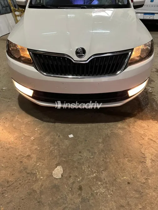 سكودا رابيد 2015 أبيض مستعملة للبيع - 4