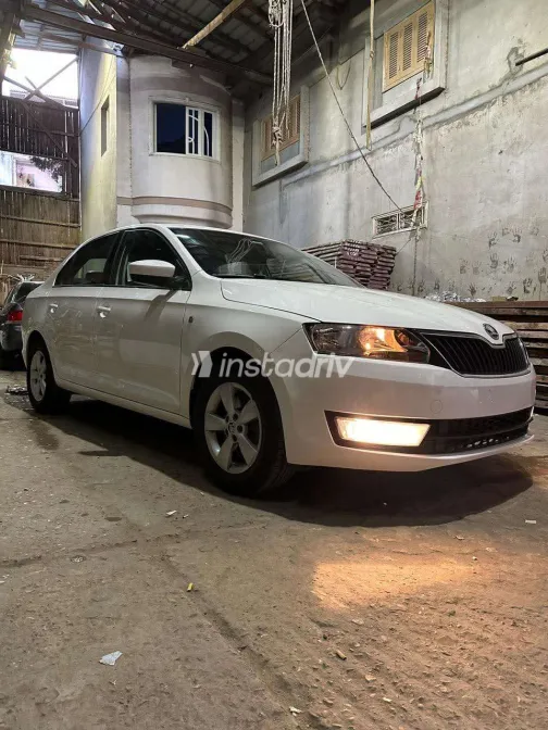 سكودا رابيد 2015 أبيض مستعملة للبيع - 5