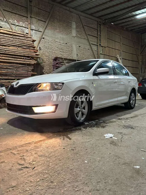 سكودا رابيد 2015 أبيض مستعملة للبيع - 6