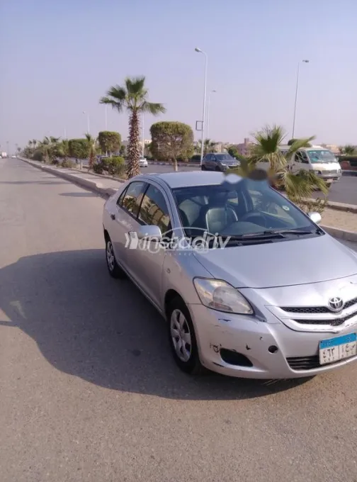 تويوتا ياريس 2008 فضي مستعملة للبيع - 1
