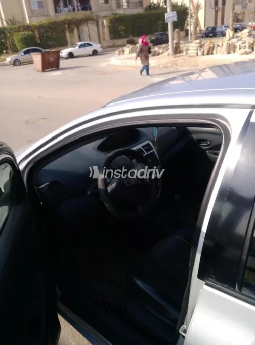 تويوتا ياريس 2008 فضي مستعملة للبيع - 3