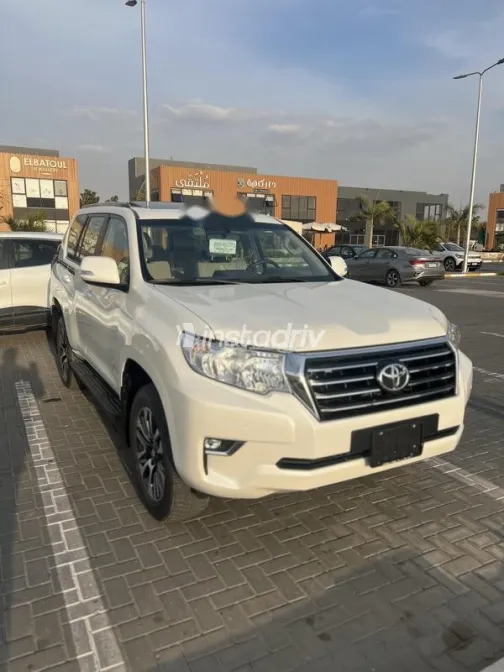 تويوتا برادو 2023 أبيض مستعملة للبيع - 2