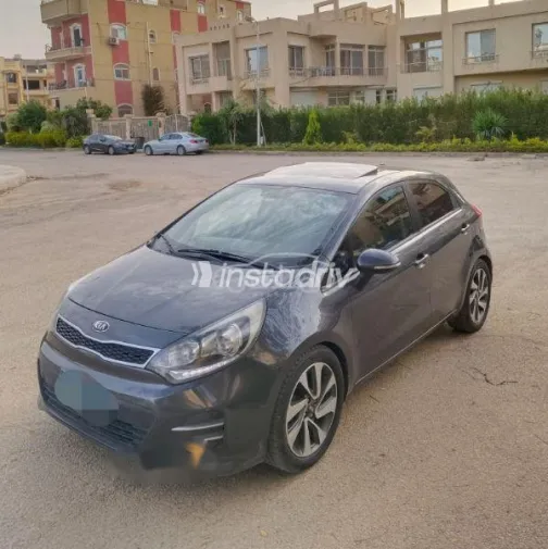 كيا ريو 2015 أزرق غامق مستعملة للبيع - 1