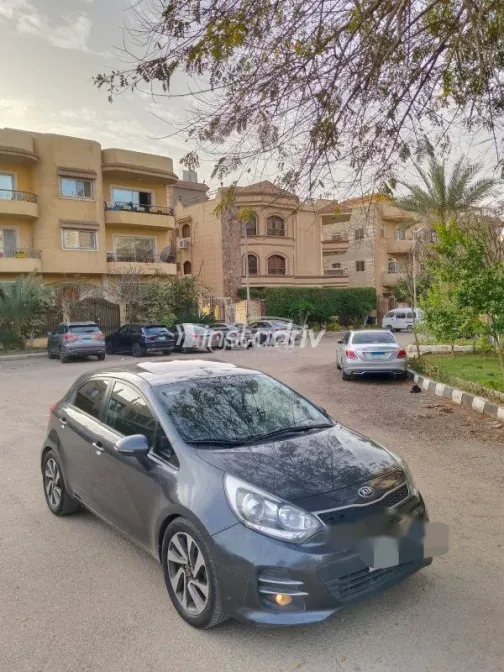 كيا ريو 2015 أزرق غامق مستعملة للبيع - 2