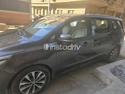 Kia Carnival 2017 White Used for Sale - 2