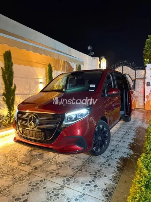 مرسيدس اي كيو في 300 2025 أحمر غامق مستعملة للبيع - 1