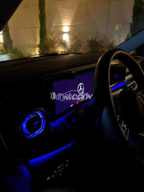 مرسيدس اي كيو في 300 2025 أحمر غامق مستعملة للبيع - 2