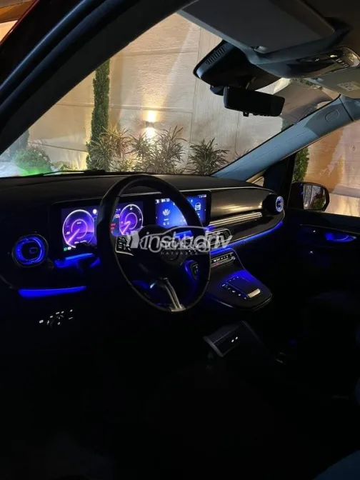 مرسيدس اي كيو في 300 2025 أحمر غامق مستعملة للبيع - 3