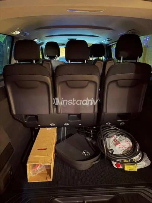 مرسيدس اي كيو في 300 2025 أحمر غامق مستعملة للبيع - 5