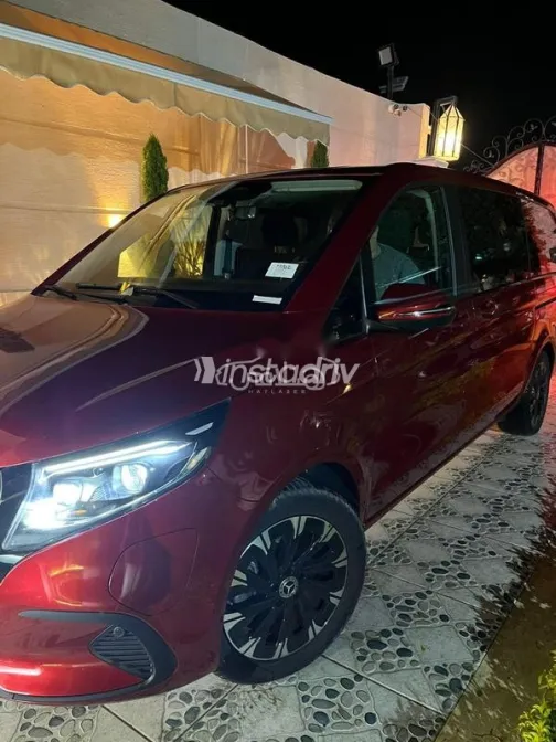 مرسيدس اي كيو في 300 2025 أحمر غامق مستعملة للبيع - 6