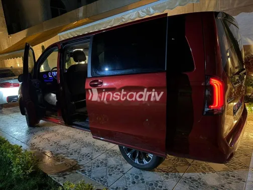 مرسيدس اي كيو في 300 2025 أحمر غامق مستعملة للبيع - 7