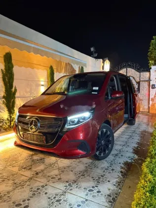 مرسيدس اي كيو في 300 2025 أحمر غامق مستعملة للبيع