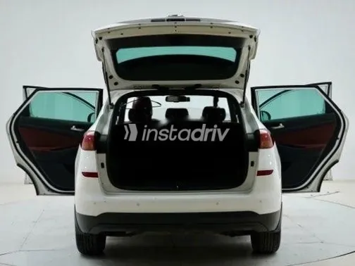 Hyundai Tucson 2019 White Used for Sale - 5