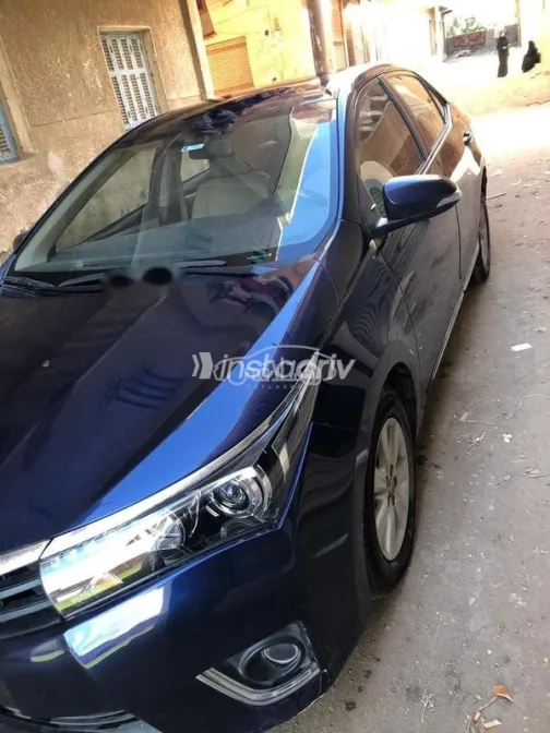 تويوتا كورولا 2016 أزرق غامق مستعملة للبيع - 1