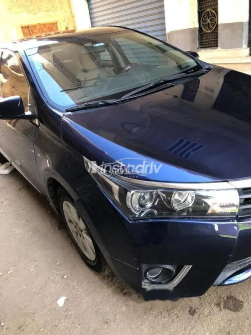 تويوتا كورولا 2016 أزرق غامق مستعملة للبيع - 2