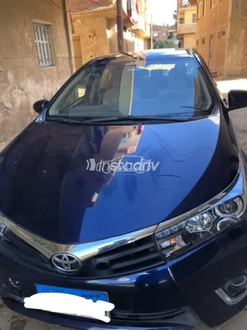 تويوتا كورولا 2016 أزرق غامق مستعملة للبيع - 3