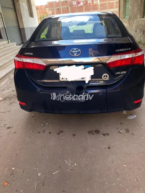 تويوتا كورولا 2016 أزرق غامق مستعملة للبيع - 4