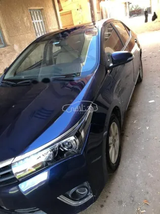 تويوتا كورولا 2016 أزرق غامق مستعملة للبيع