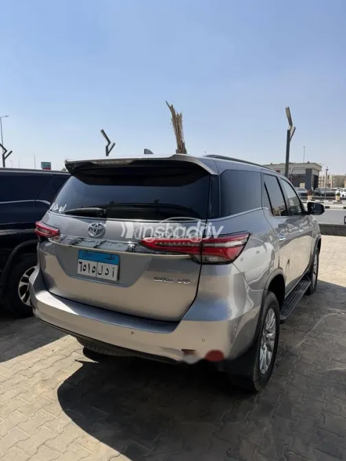 تويوتا فورتشنر 2023 فضي مستعملة للبيع - 3